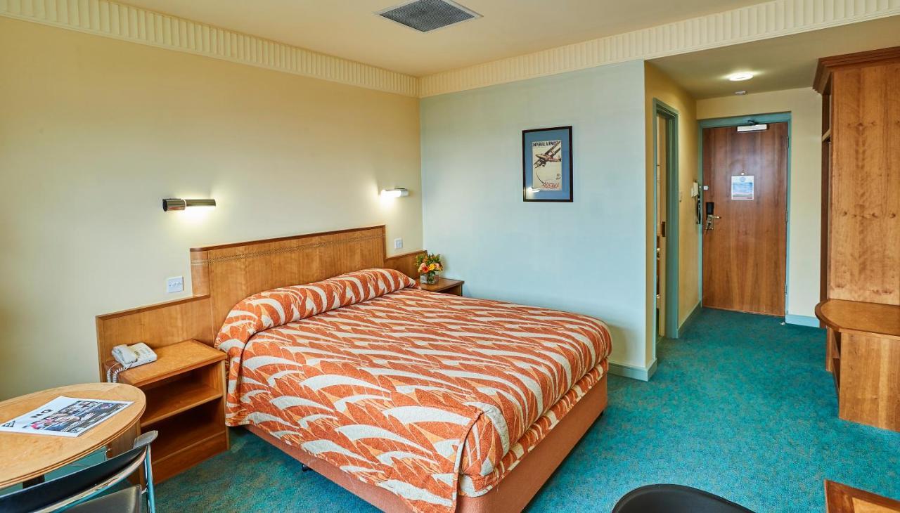 The Aviator Hotel Sywell Extérieur photo