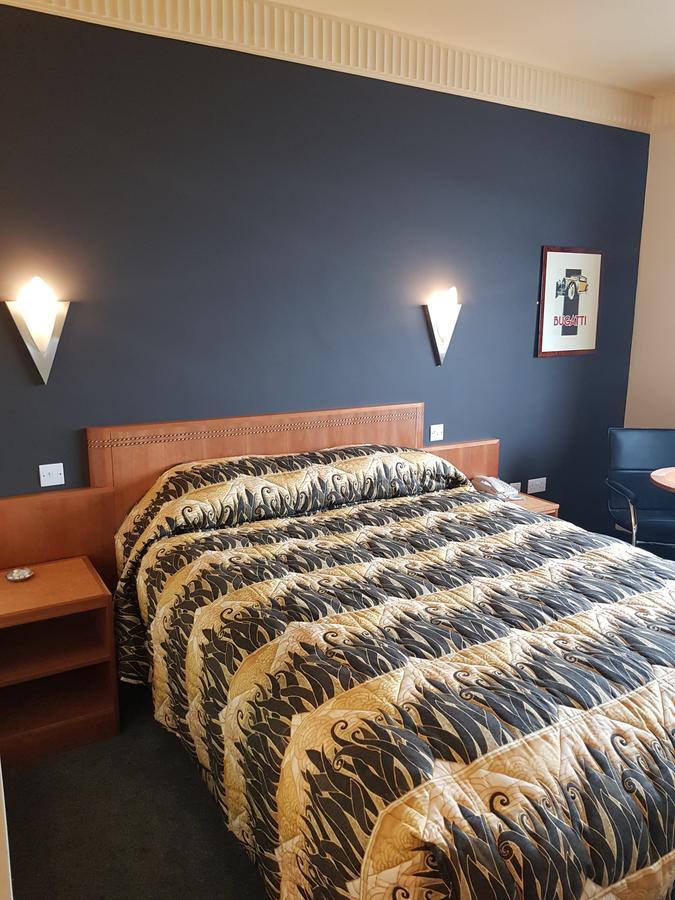 The Aviator Hotel Sywell Extérieur photo